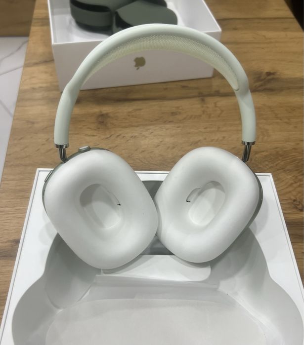 Airpods Max в зеленом цвете