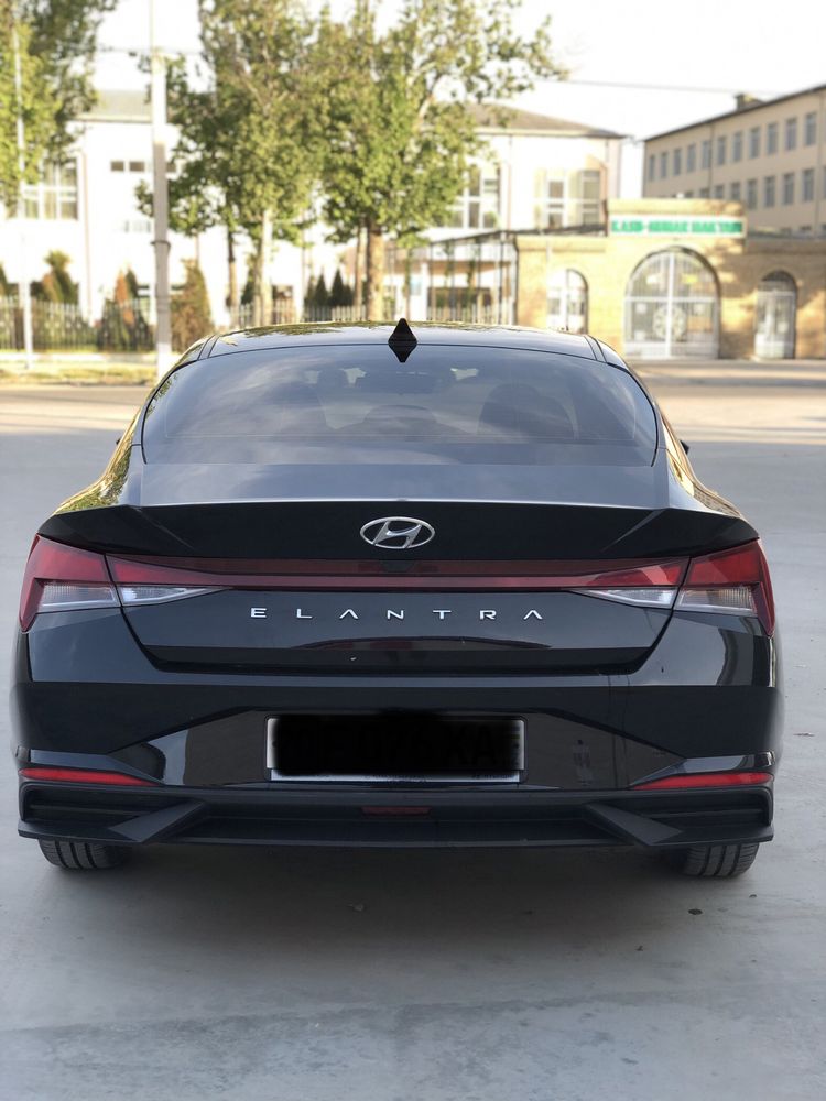 Hyundai Elantra Sotiladi