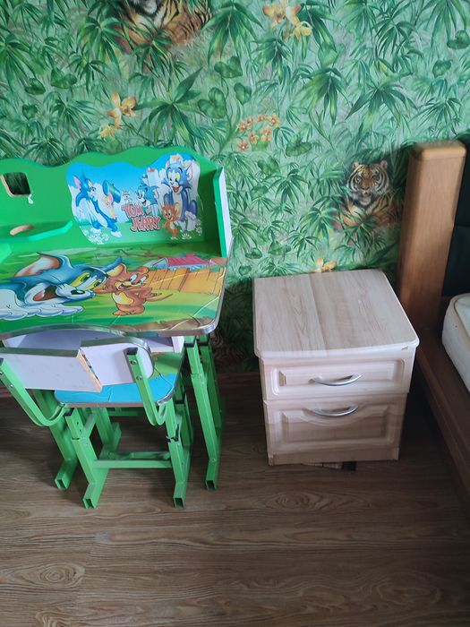 Продам кровать с 2 мы тумбочка и и школьной партой