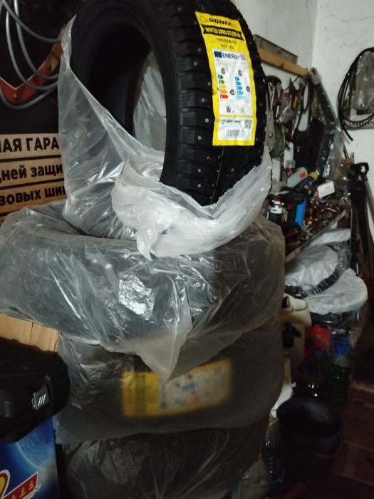 Продам новые зимние шипованные шины на легковую машину