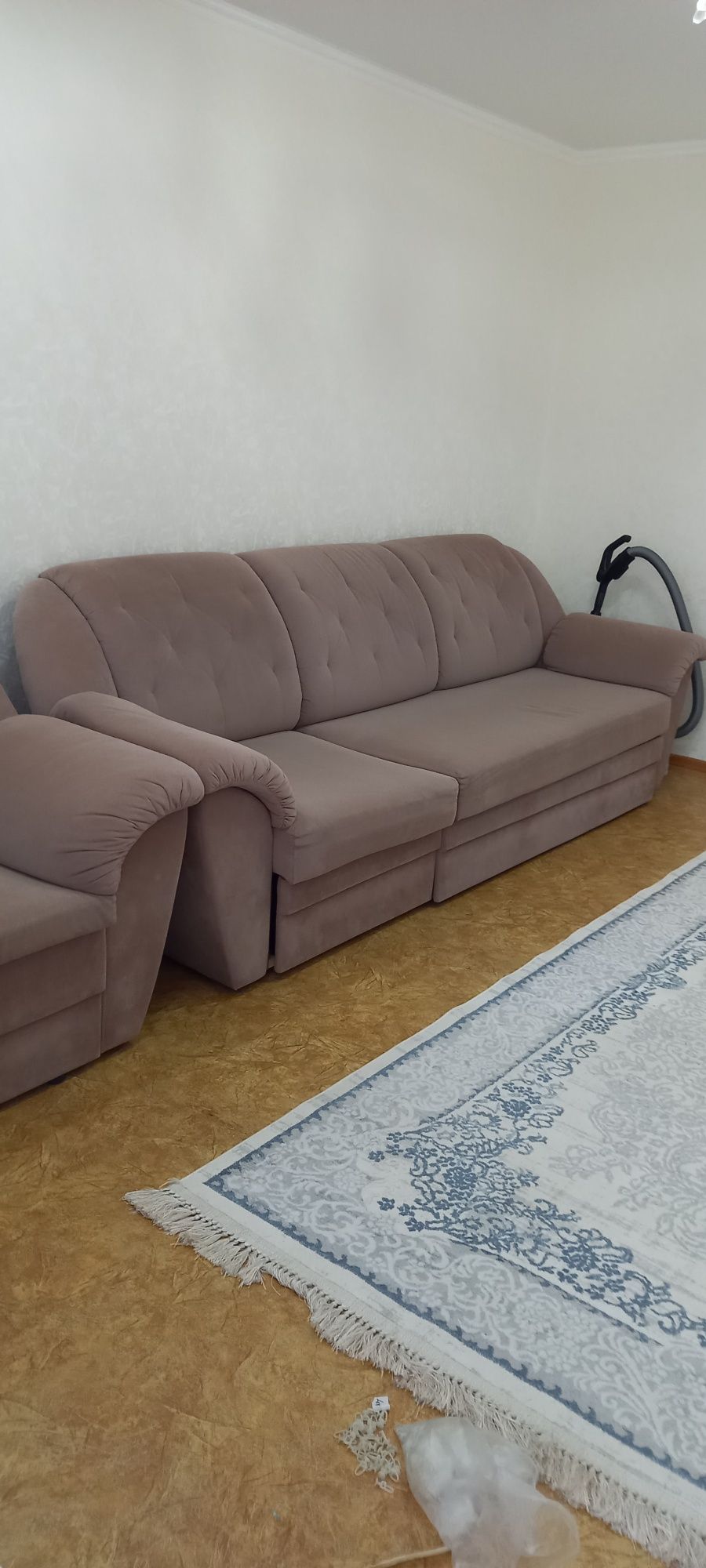 Продам диван раздвижной  с креслом с яшиками  180000 т