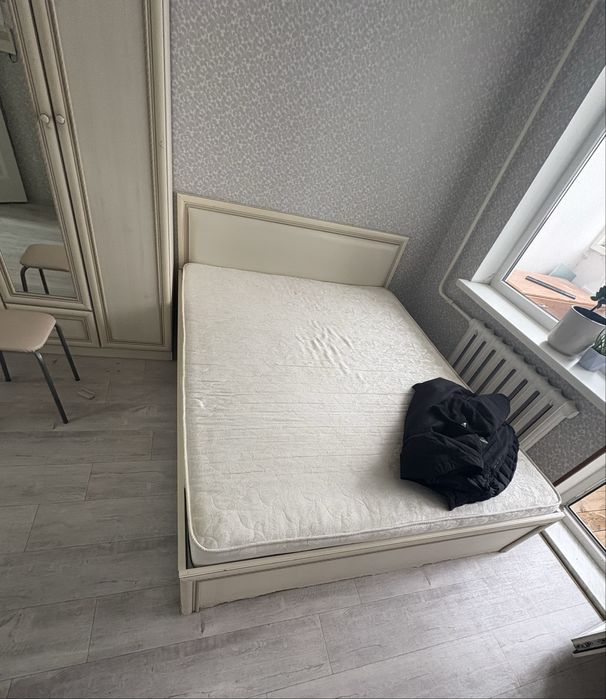 Кровать,тумба 10.000