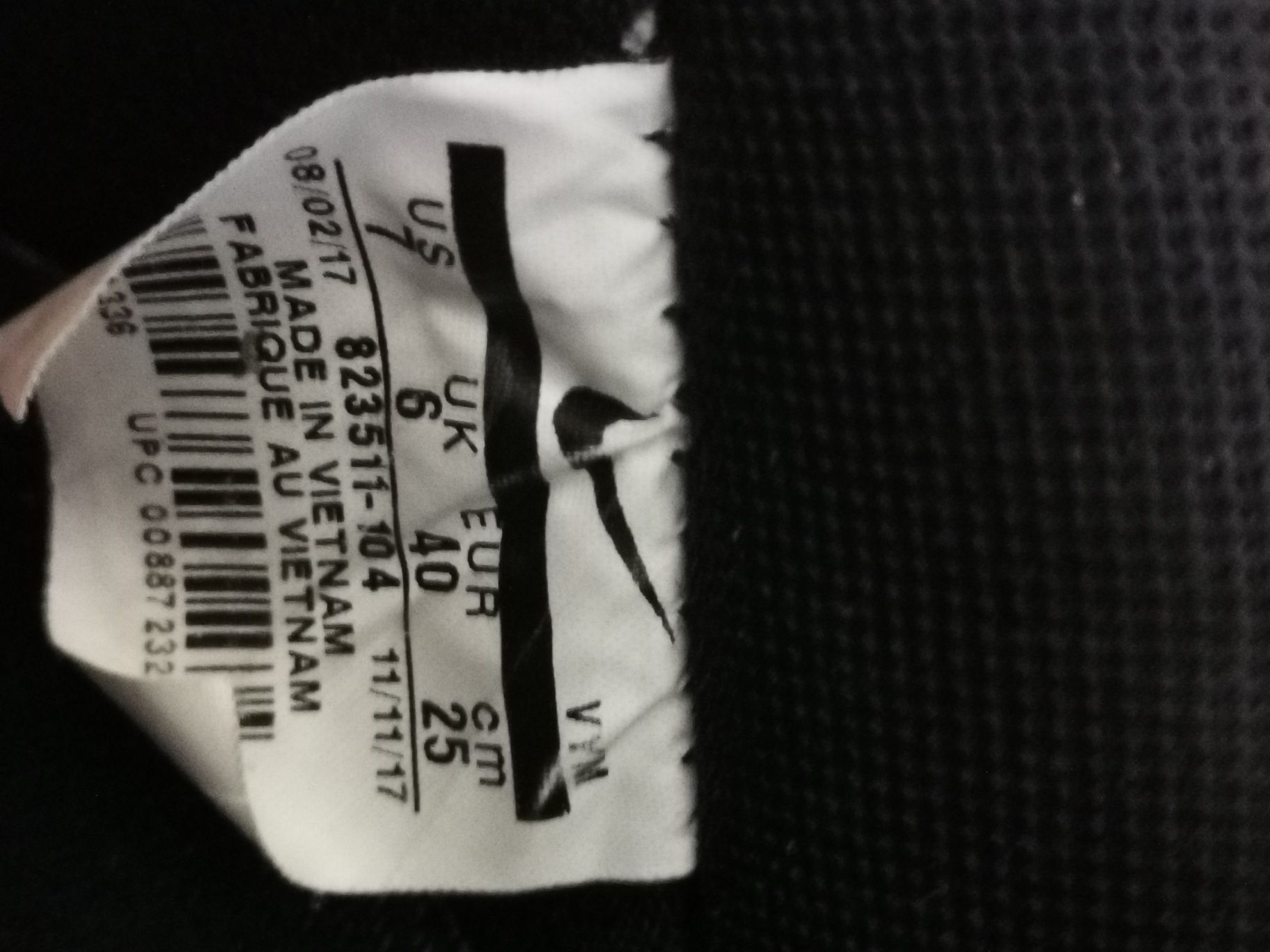 Adidași Nike, nici măcar odată folosiți
