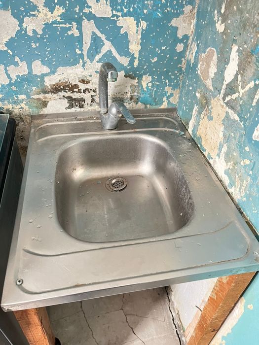 Кухонная раковина со смесителем продаётся.