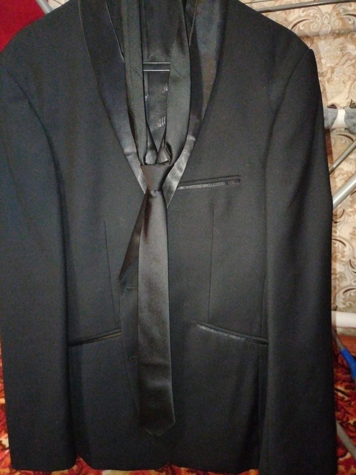 Продам костюм черного цвета