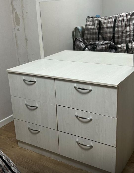 Комод с зеркалом