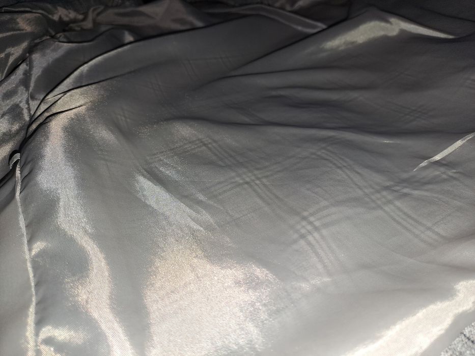 серый костюм в клечатку