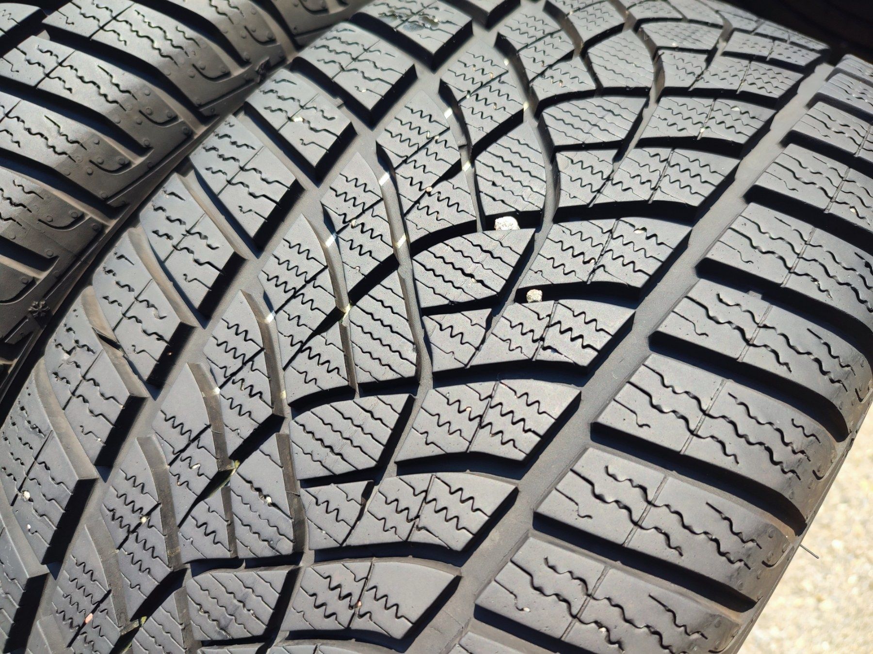 245/40/18" 2бр Good year ultra grip performance,dot2031,7mm