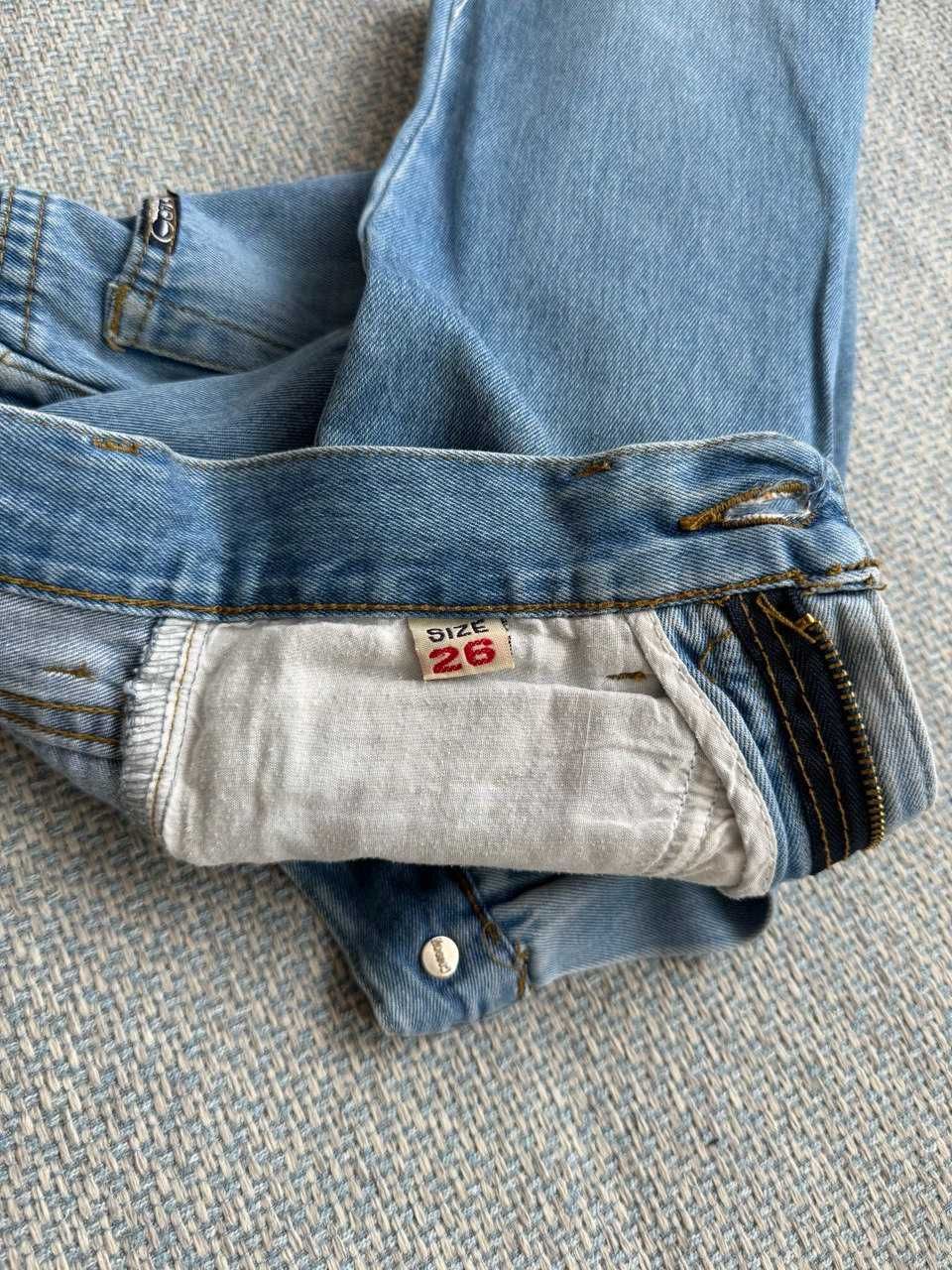 Джинсовые шорты на 6-8 лет, длина от пояса до низа 40,5 см