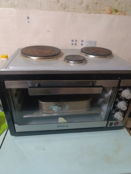 Духовка все три конфорки работают, грильница,лист