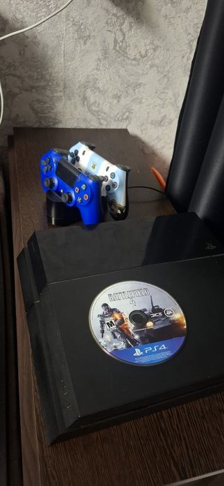 PlayStation 4 (500GB) + 2 джойстика + игра Battlefield 4