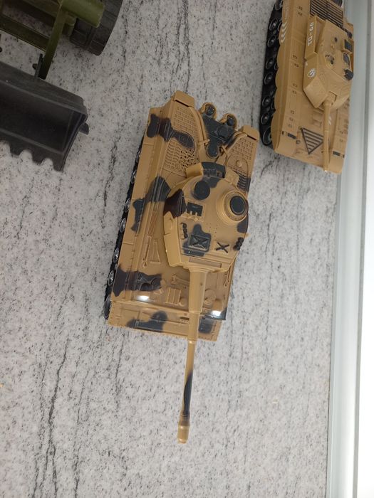 Colectie 2 tancuri+tractor marca Noriel, cu actionare lumini si sunet