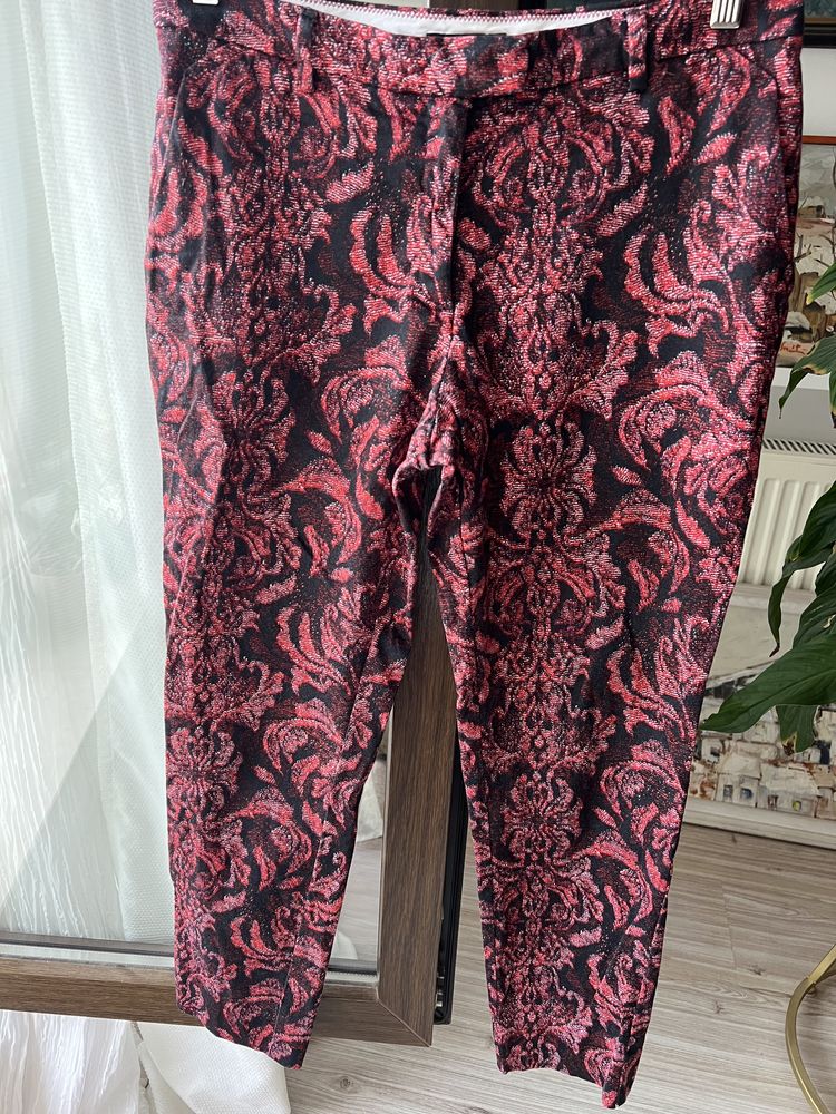 Pantaloni H&M marime 38 eleganti si moderni negru cu imprimeu rosu