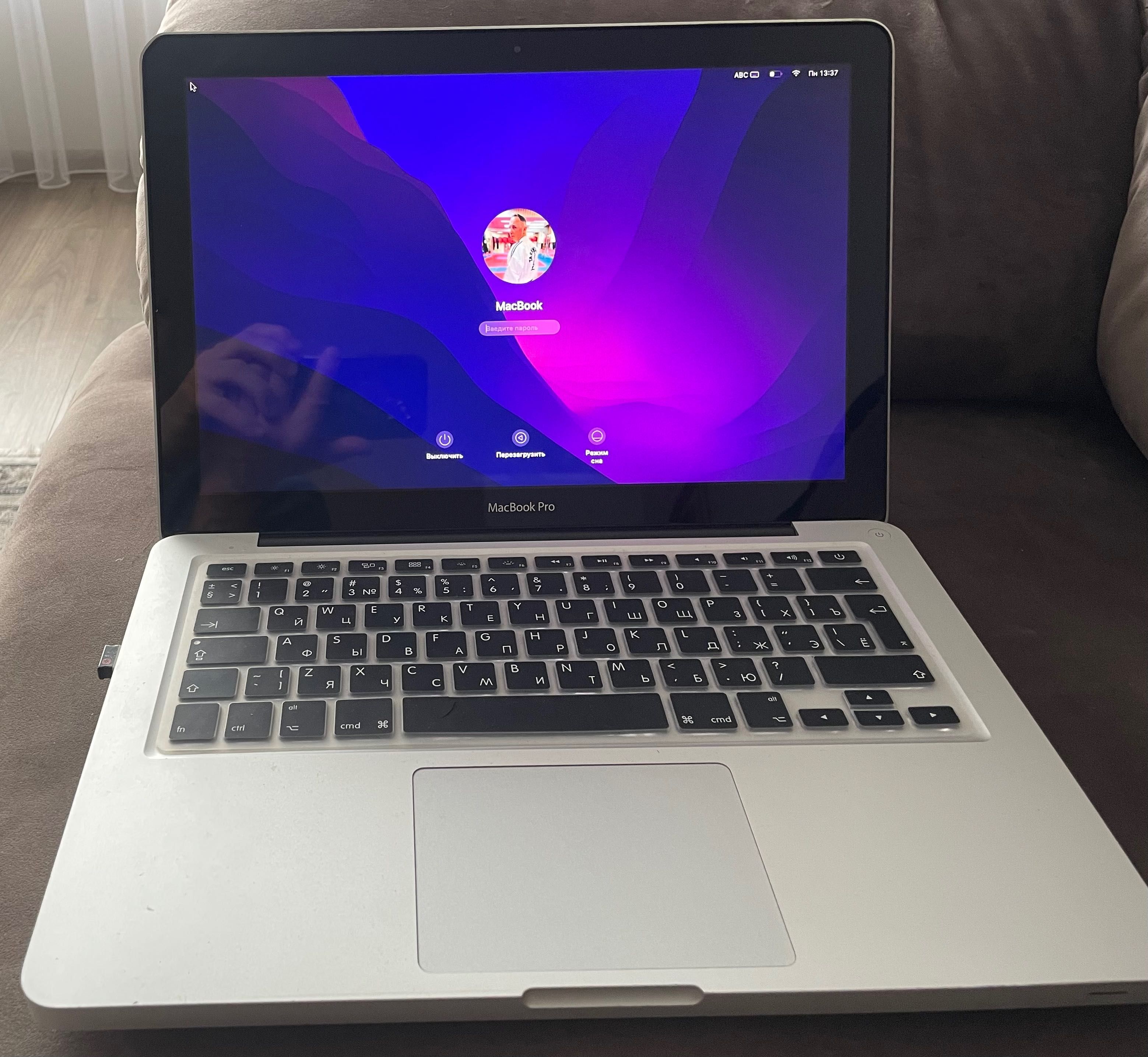 Продавам личния си MacBook Pro Причината за продажбата е ъпгрейд.