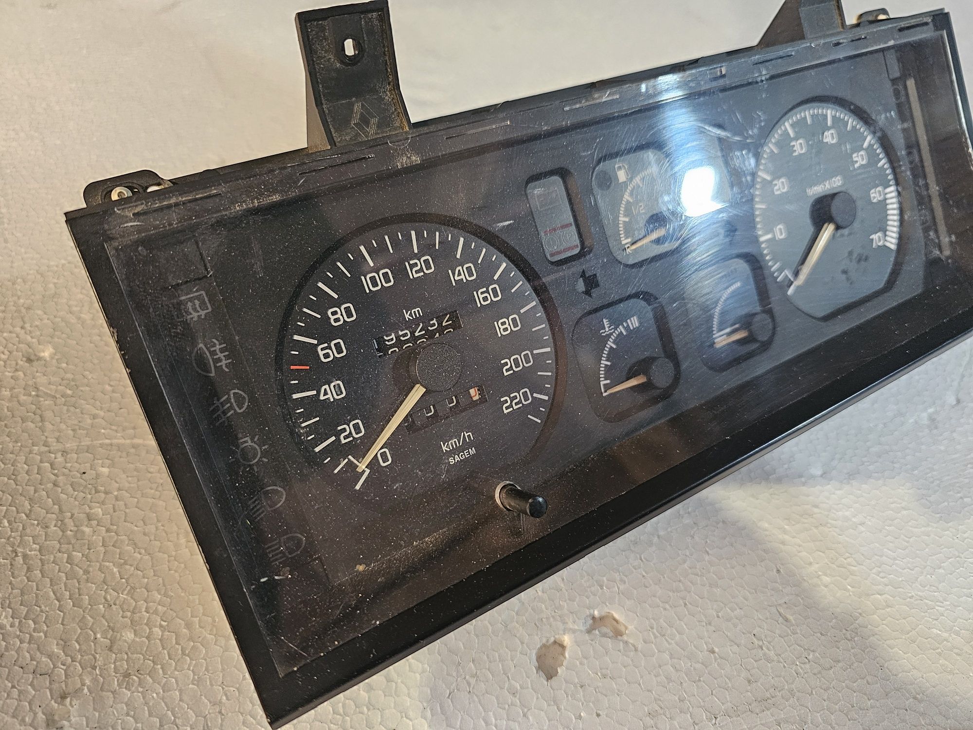 Ceasuri de bord Sagem originale Renault 19

Nu le cunosc starea. 
Se v