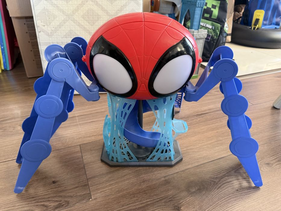 Базата на Спайдърмен и приятели