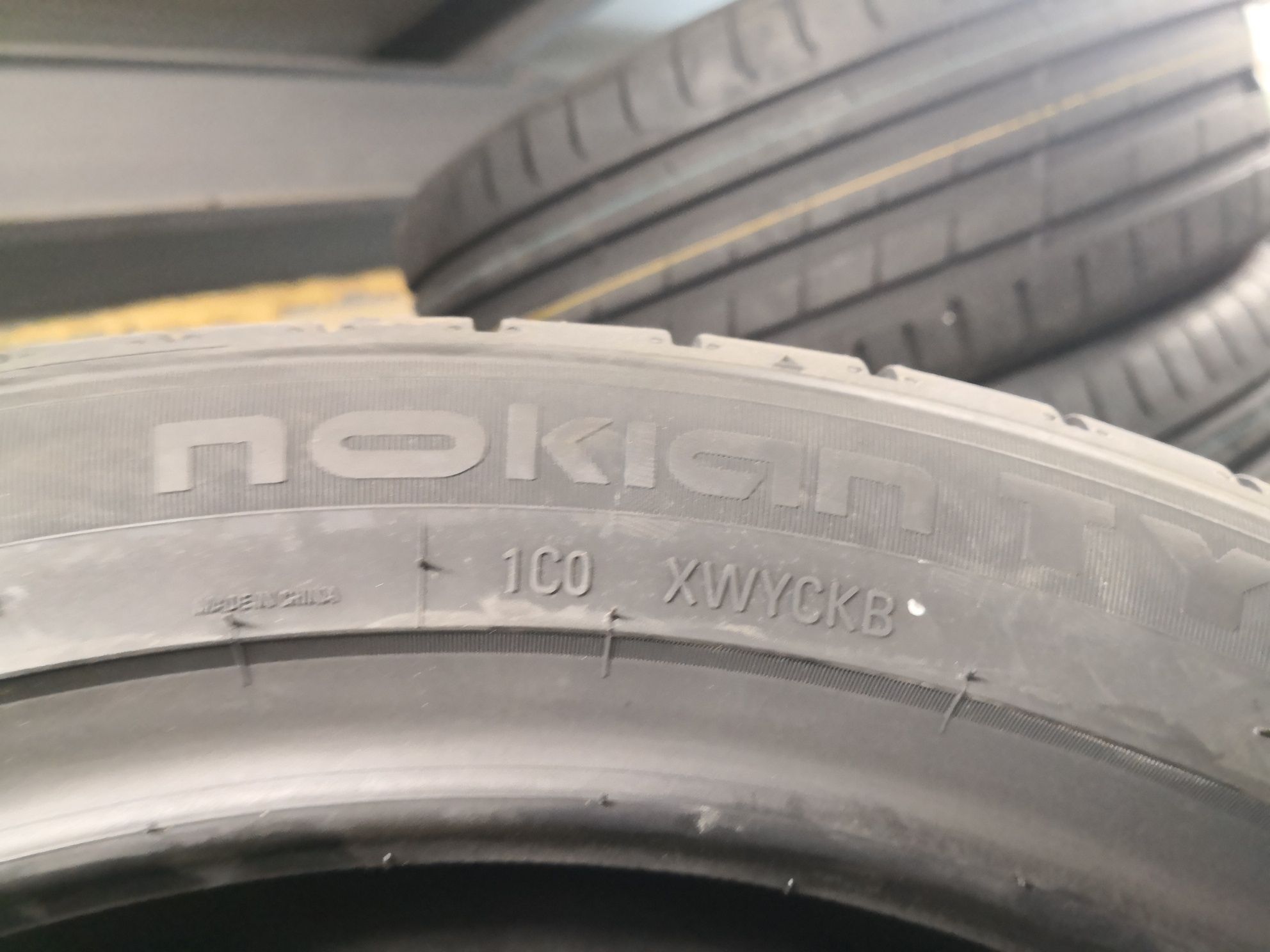 245 40 18 цола гуми нови nokian