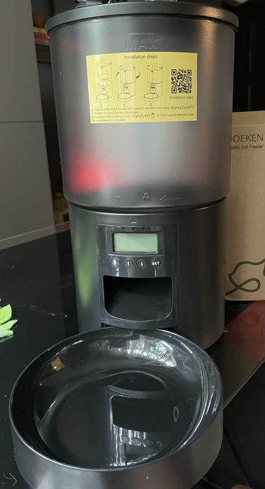 Dozator mancare pisici-caini