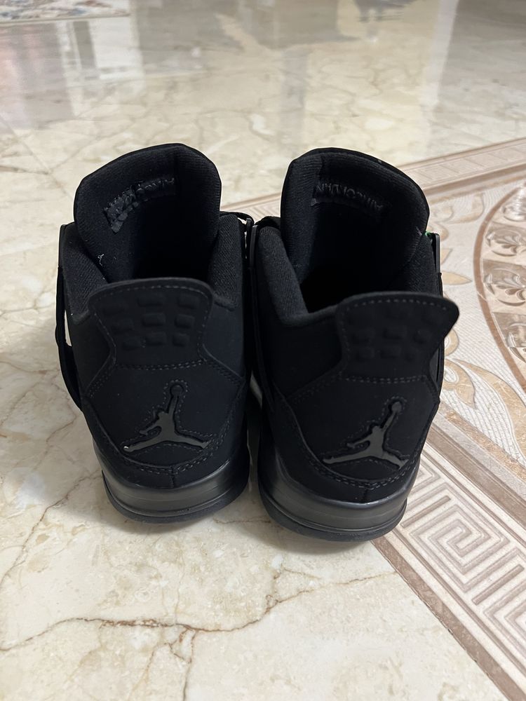 Salut! Vand aceasta pereche de Jordan 4 Black Cat