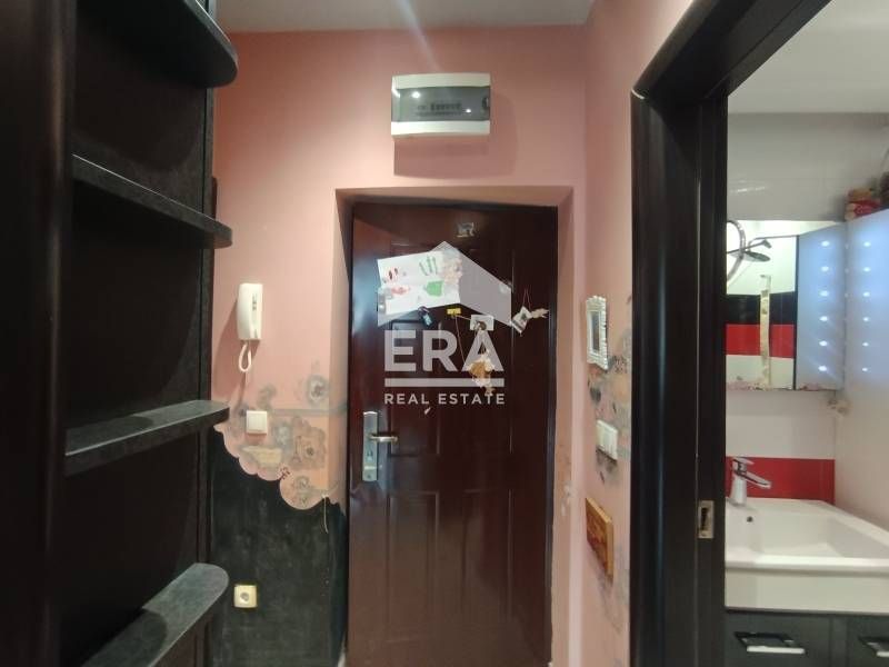 Само в ЕРА! Обзаведен двустаен апартамент с голяма тераса в кв. "Възра