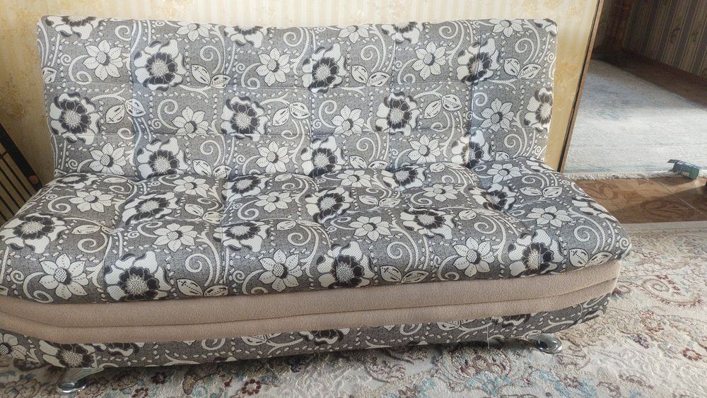 Диван с креслом расклодной в хорошом состояния ползовались не долго