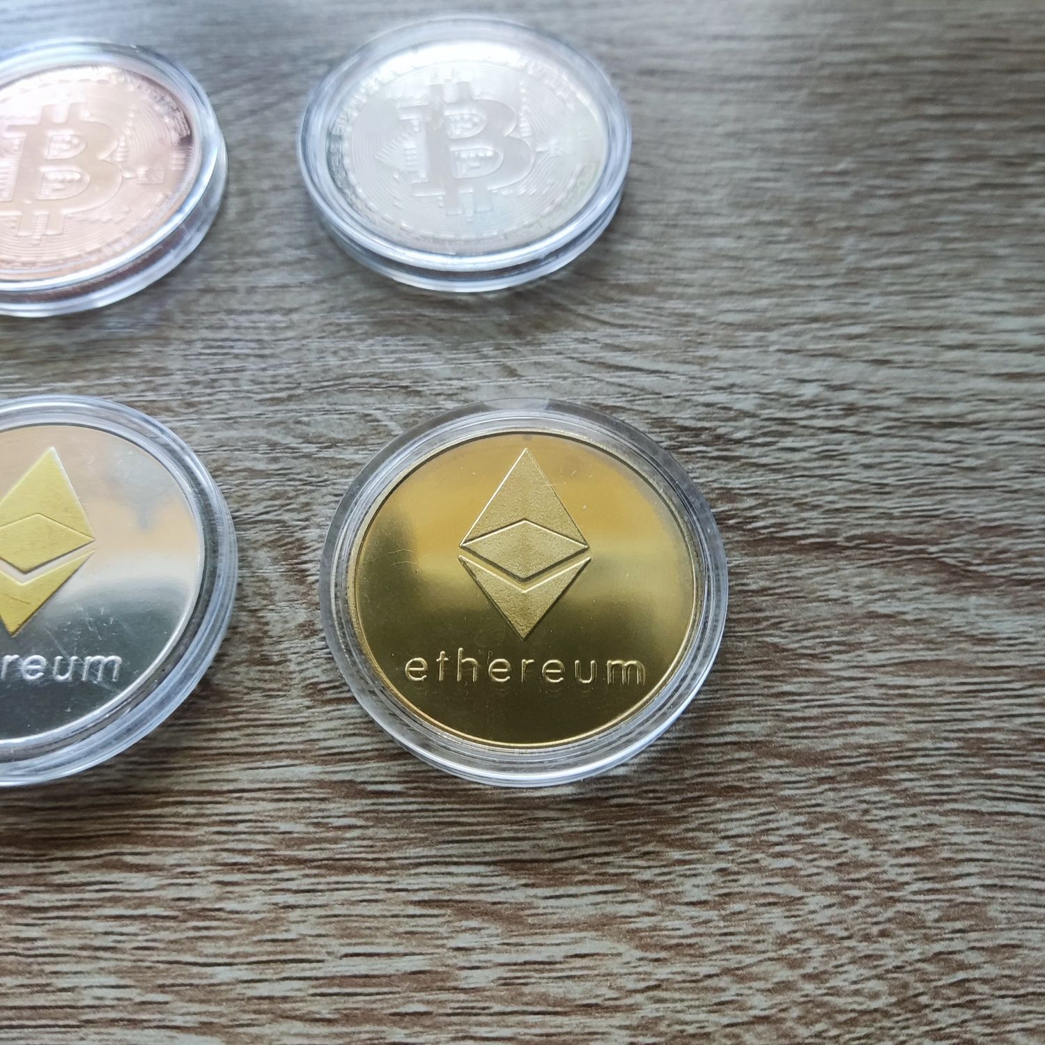 Monede Bitcoin si Ethereum