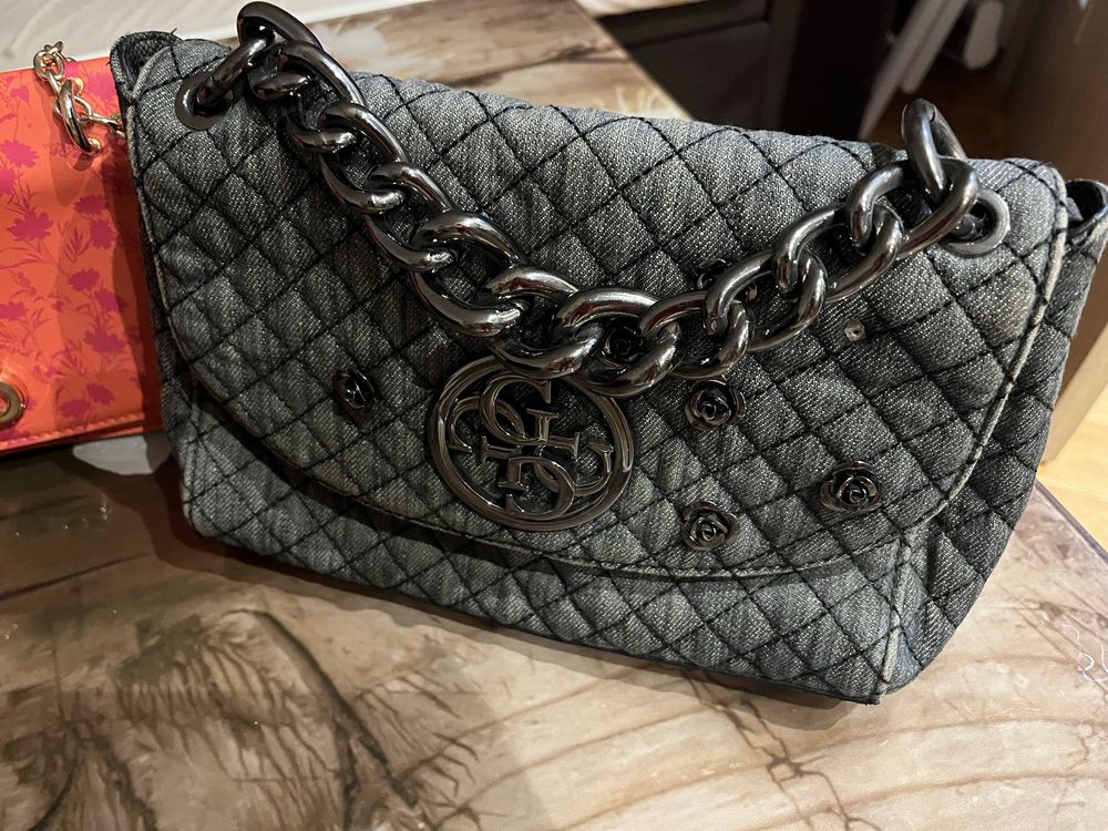 Чанти Guess, Nobo