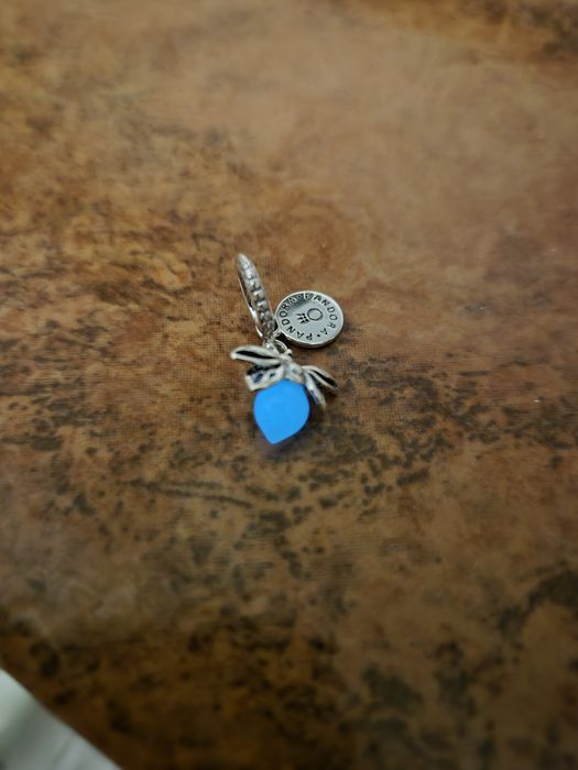 Licurciul foaforescent lumineaza in intuneric Albastru Argint S925