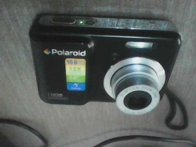Продава   фотоапарат  НИКОН и  ПОЛАРОИД  на батерий 1.5 в .
