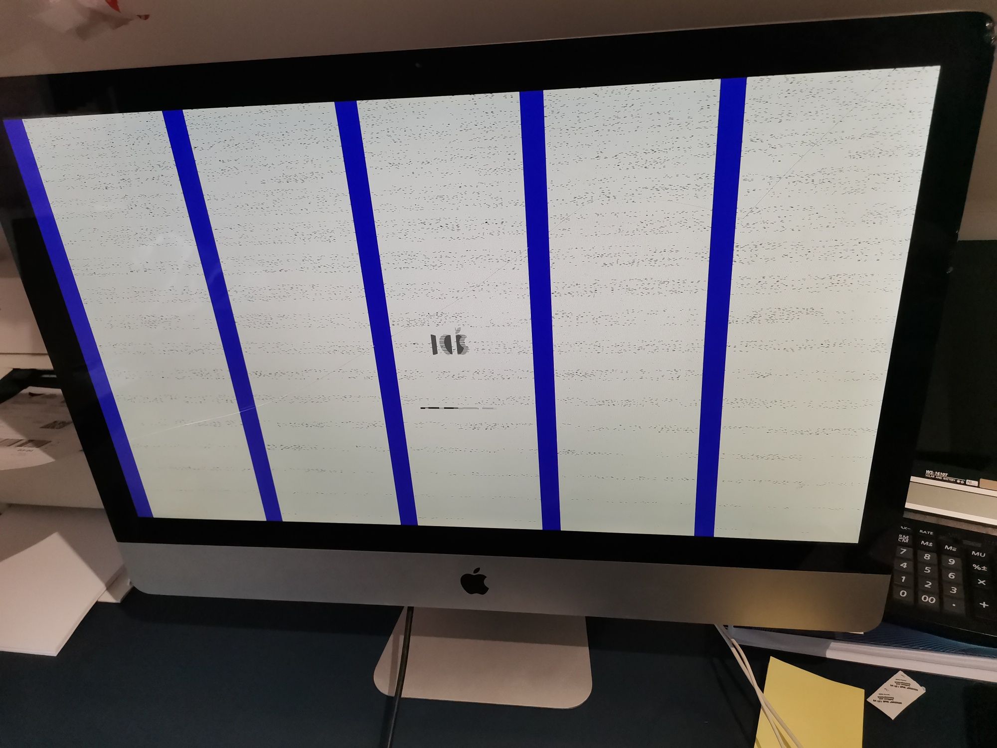 Calculator iMac Apple cu display spart, pornește uneori cu ecranul alb