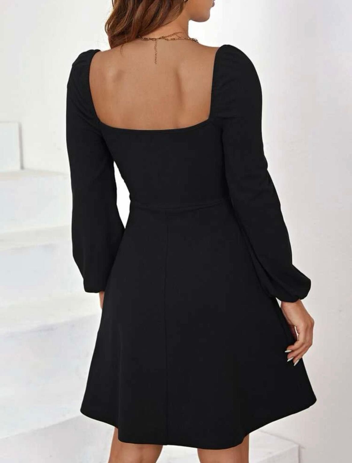 Кокетна черна рокля