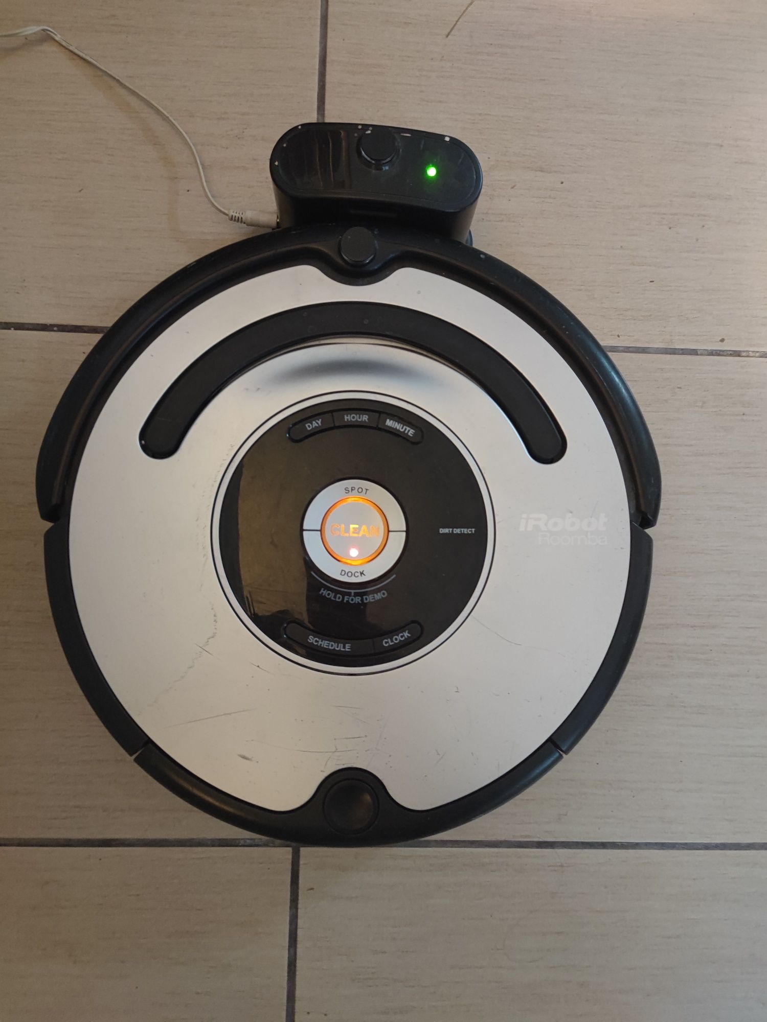 iRobot Roomba cu acumulator probabil defect fara dock si incarcator