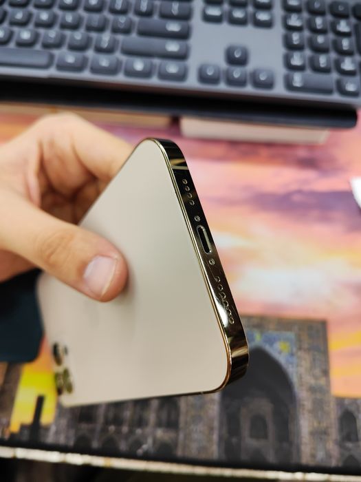 Iphone 12 pro max gold