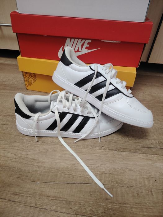 Adidași foarte frumoși, în stare foarte bună