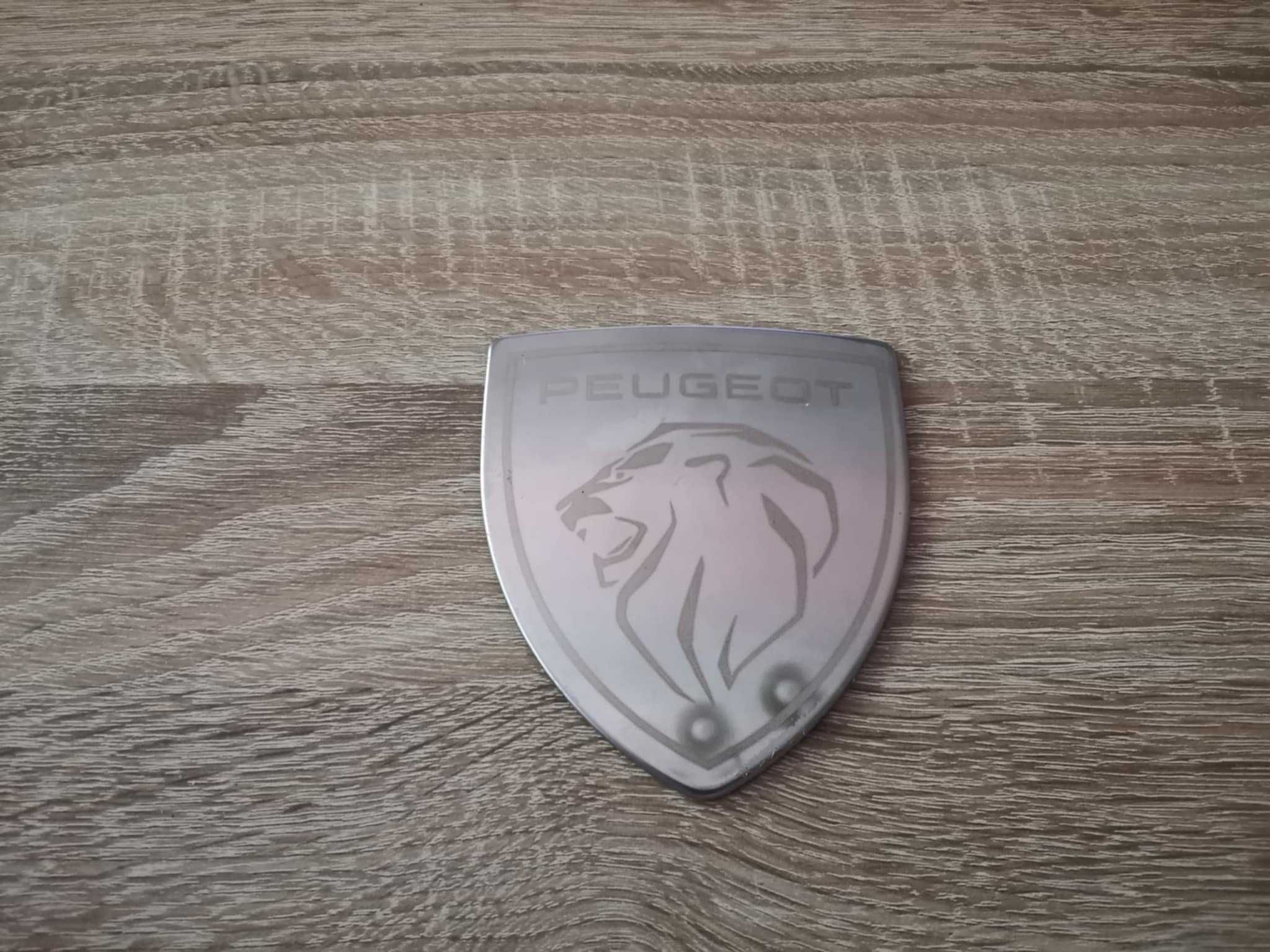 бяла метална емблема Peugeot с новото лого
