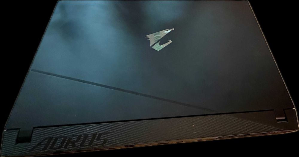 Продавам лаптоп GIGABYTE AORUS 17"