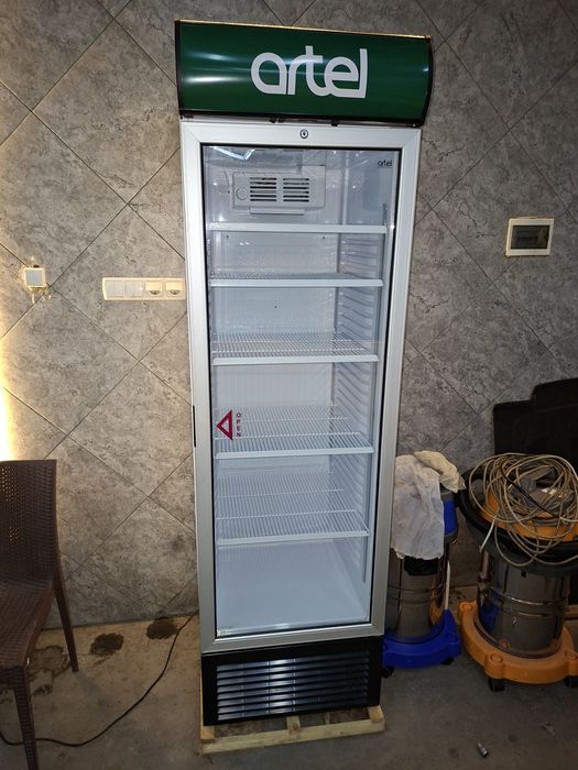 Срочно продам ветринний холодильник артель  новый гарантия 3 года есть