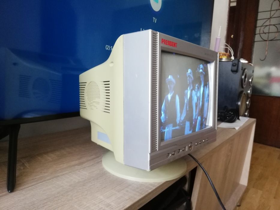 Vând televizor camping, 12v-220v alb-negru portabil.
