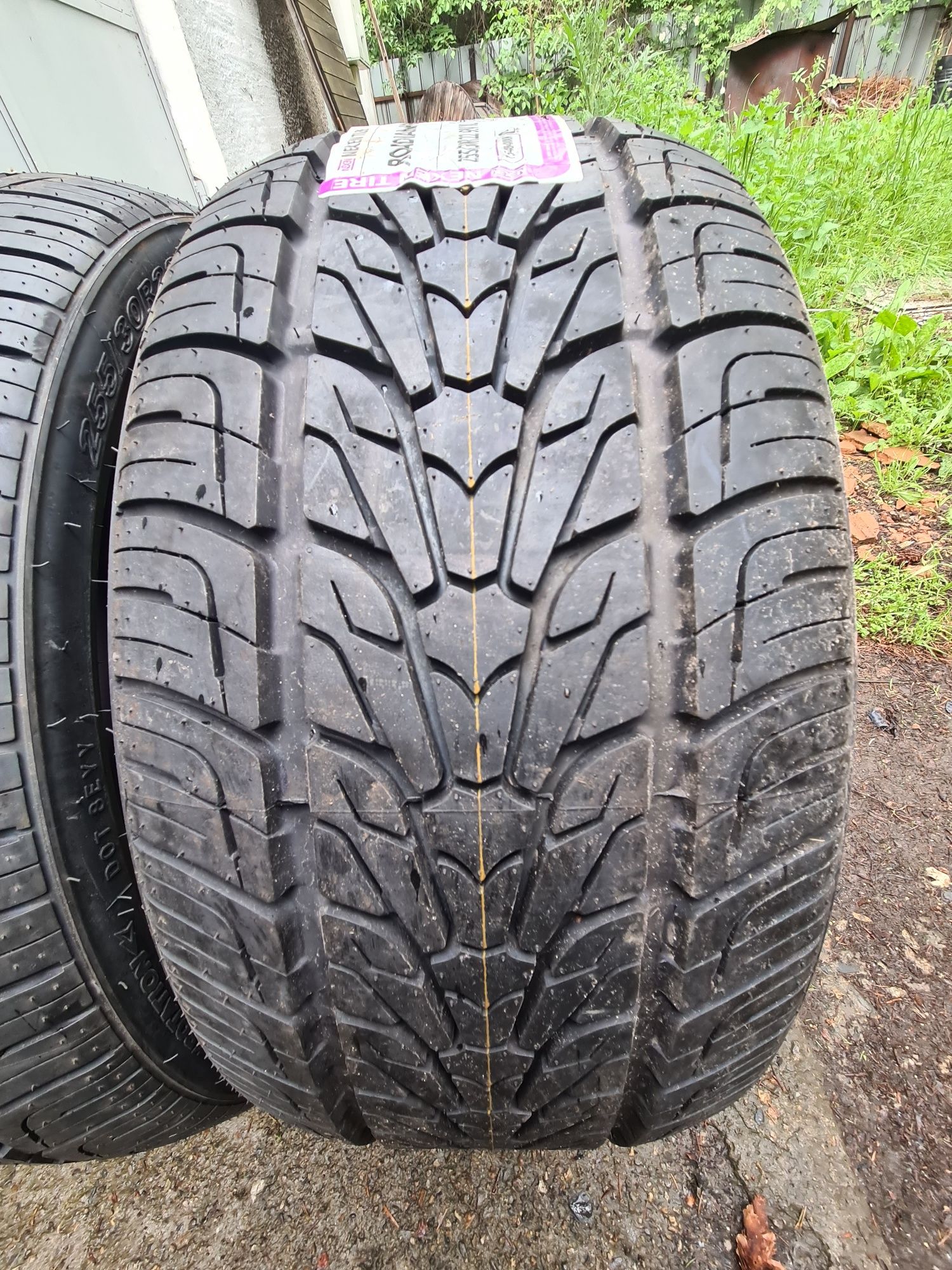 255/30/22-Nexen Roadian hp s