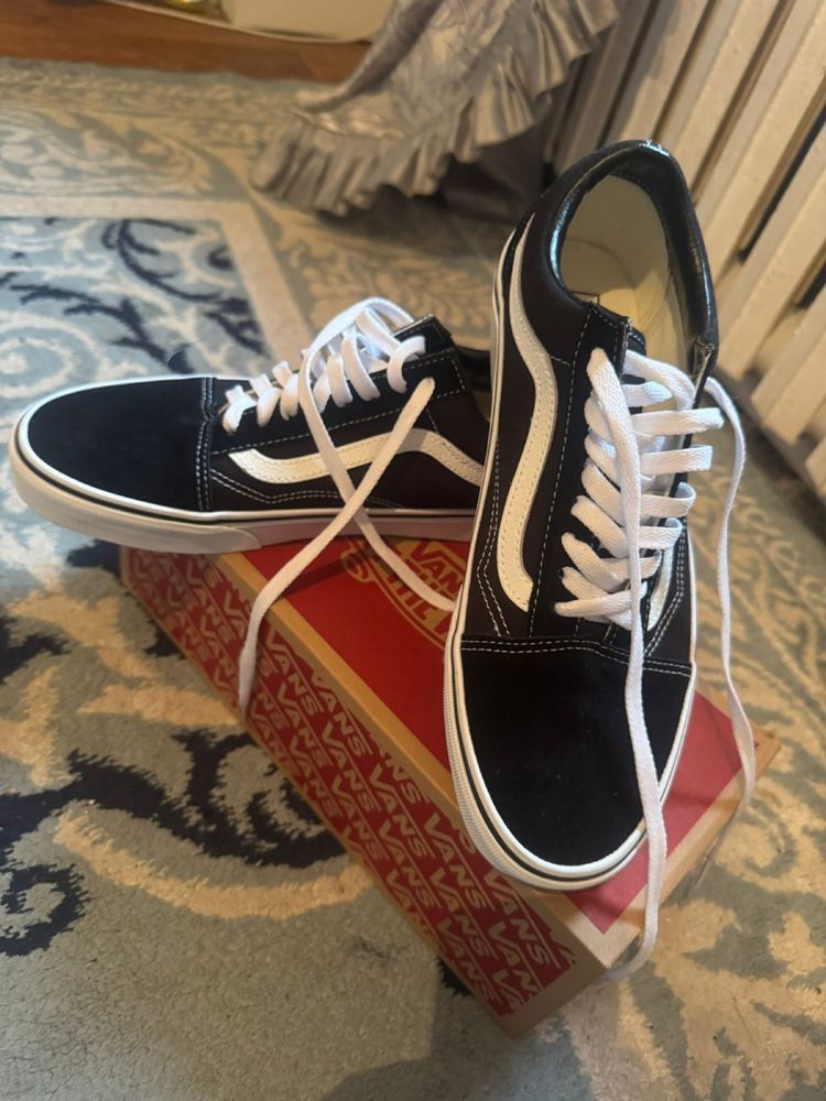 Продам Vans абсолютно новые. Ни разу не ношенные. Оригинальные.