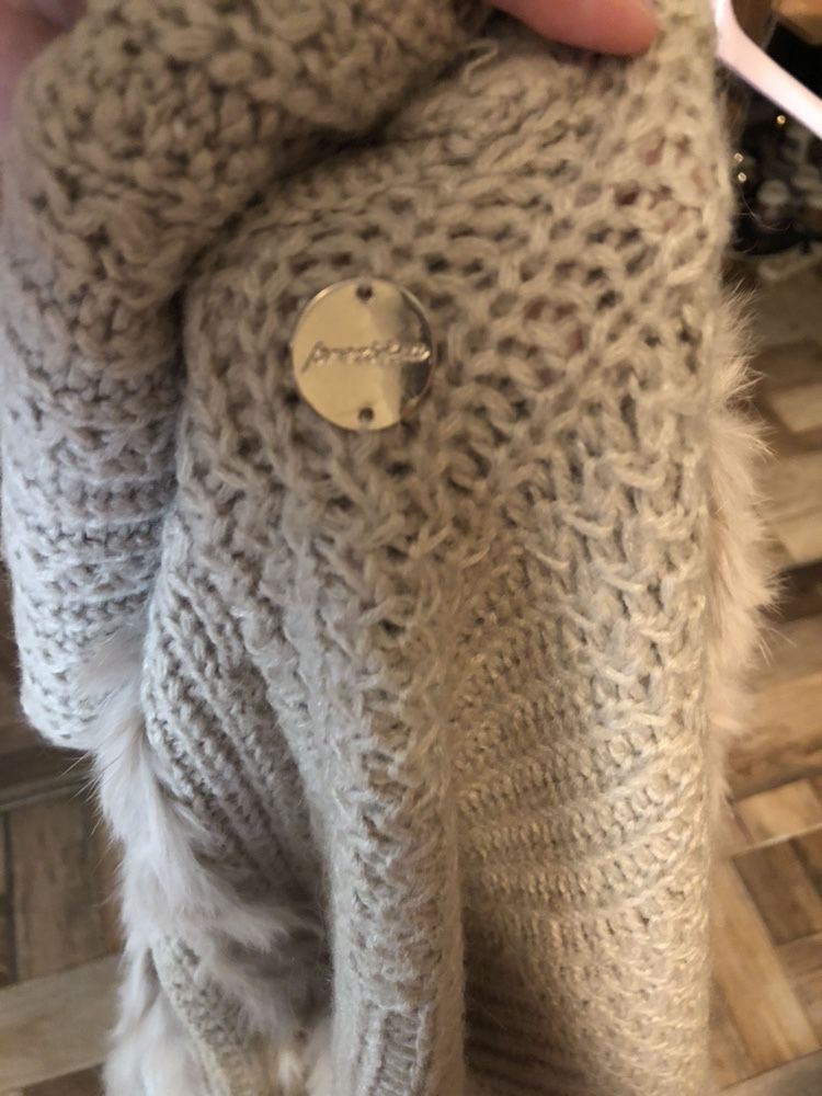 Poncho/pulover Madelia nou-nout pe crem/bej cu franjuri si blăniță