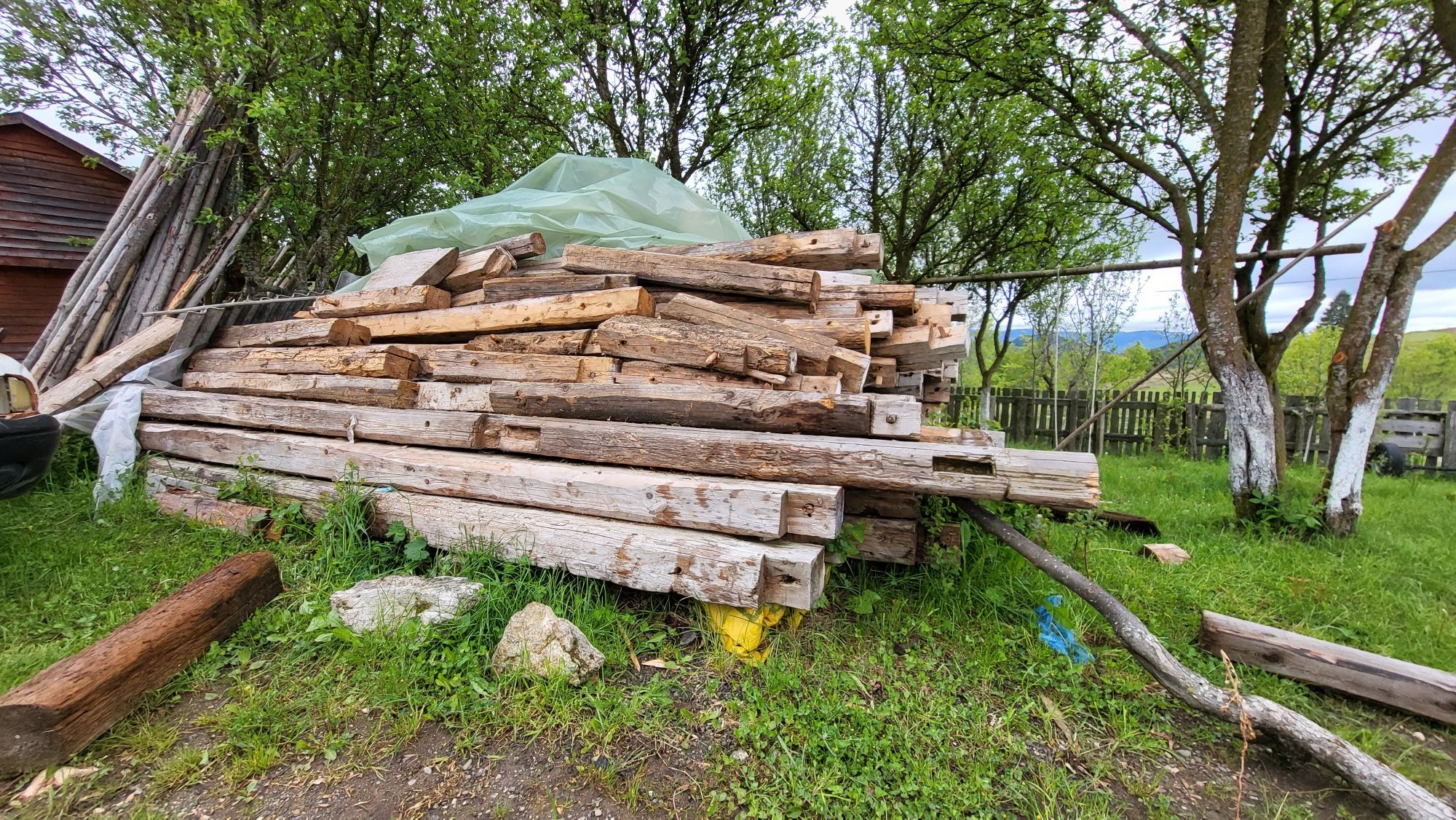 Vând  lemn  vechi