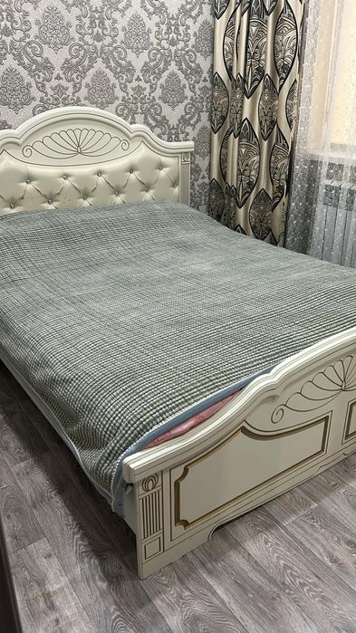 Кровать двухспальная и шкаф
