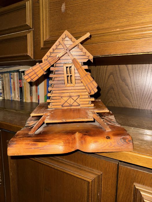 Moara de vant din lemn