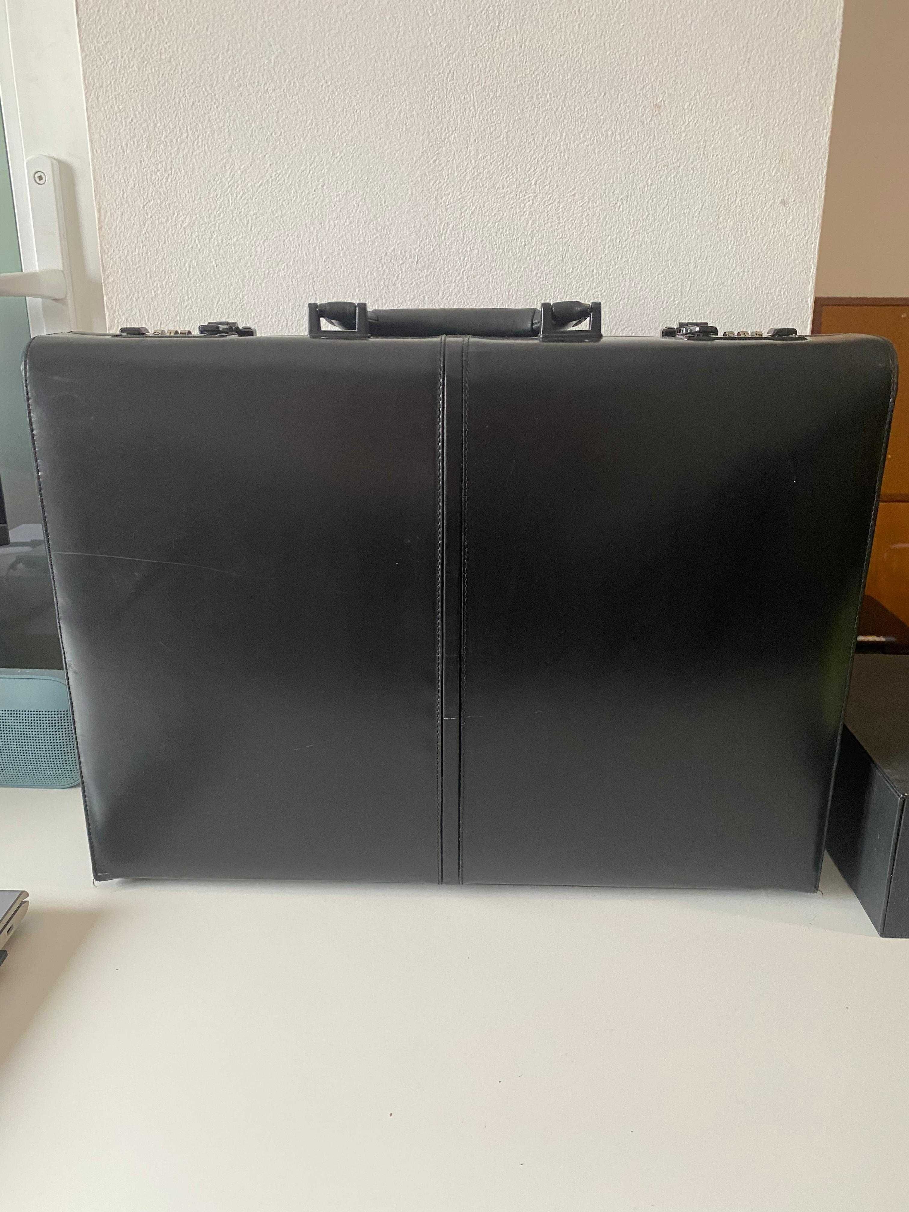 Vand geanta diplomat din piele neagra cu cifru