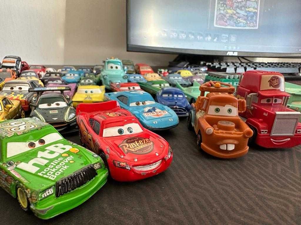 Vând colecția "Cars", cutie inclusă