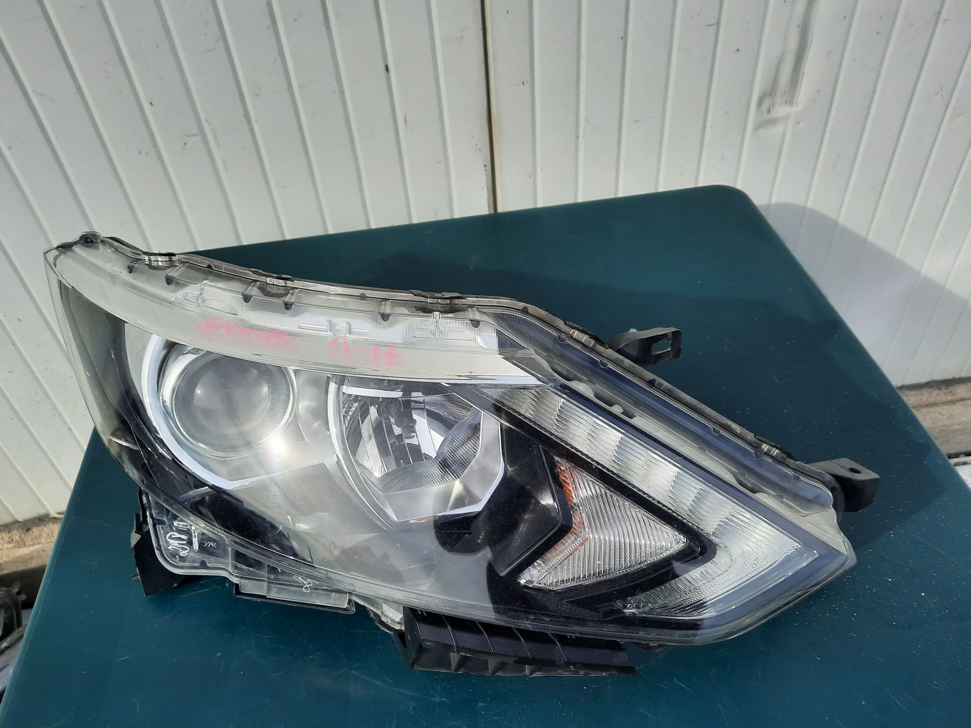 Far dreapta nissan qashqai 2014 2015 2016 2017 led