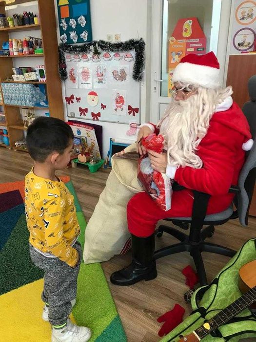 Moș Crăciun cu Chitară și Colinde