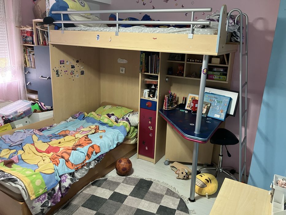 Двуетажно легло с бюро
