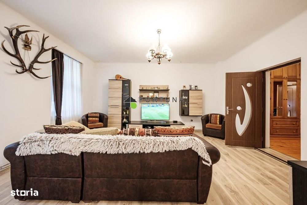 De vanzare apartament 3 camere, in casa,  zona Centrul Civic